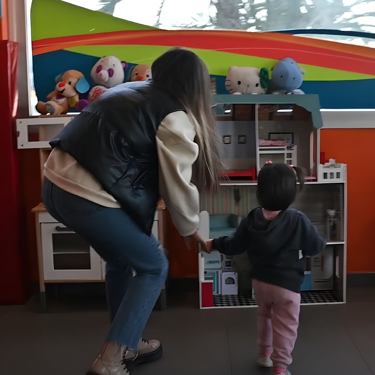 Familia entrando en la ludoteca de Impala